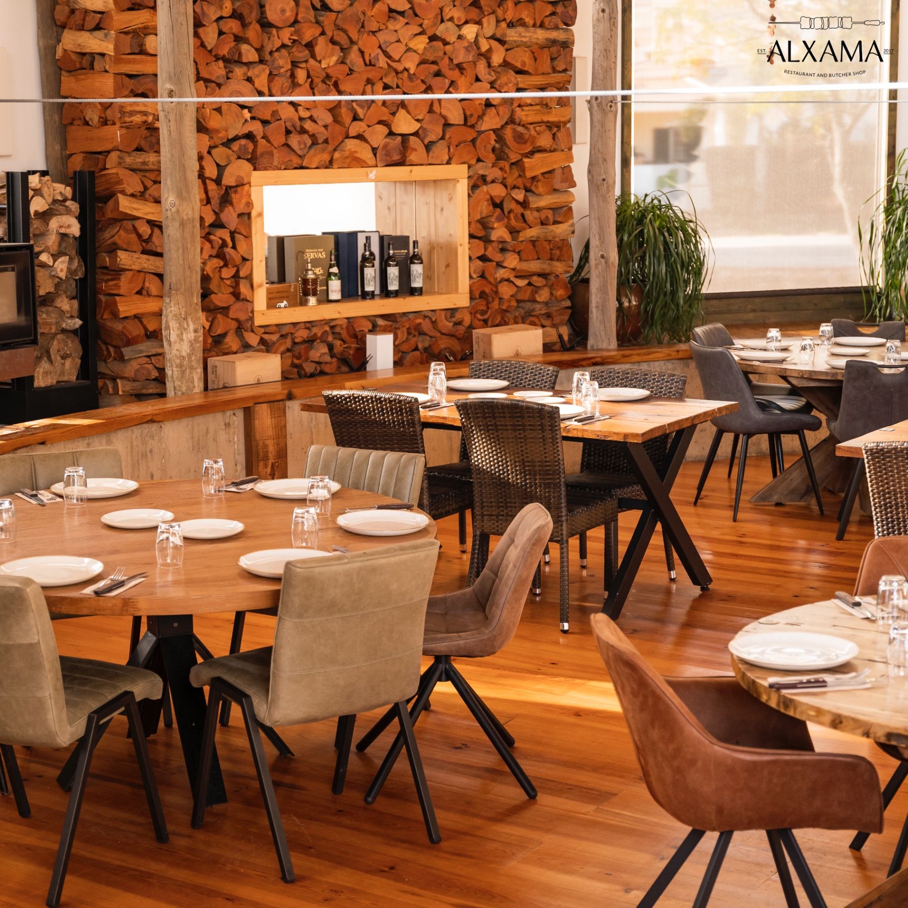 Carne a grelhar na brasa de lenha no restaurante Alxama, em Quarteira